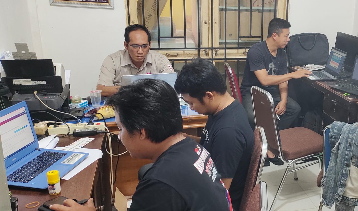 Foto : Admin Parpol sedang berkonsultasi & melaksanakan penyampaian LADK di ruang kerja Subbag TPP & HUPMAS didampingi operator KPU Kab. Mempawah/Istimewa