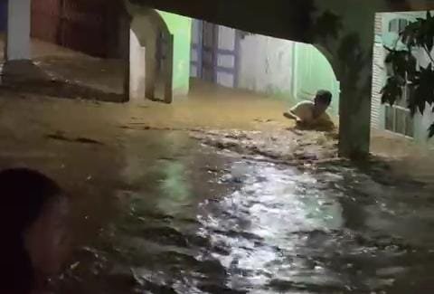 Banjir bandang di Bengkayang. Arus deras menerjang di kawasan Jalan Swadaya, Kecamatan Bengkayang, Kabupaten Bengkayang, Provinsi Kalimantan Barat, Kamis 4 Januari 2024.
