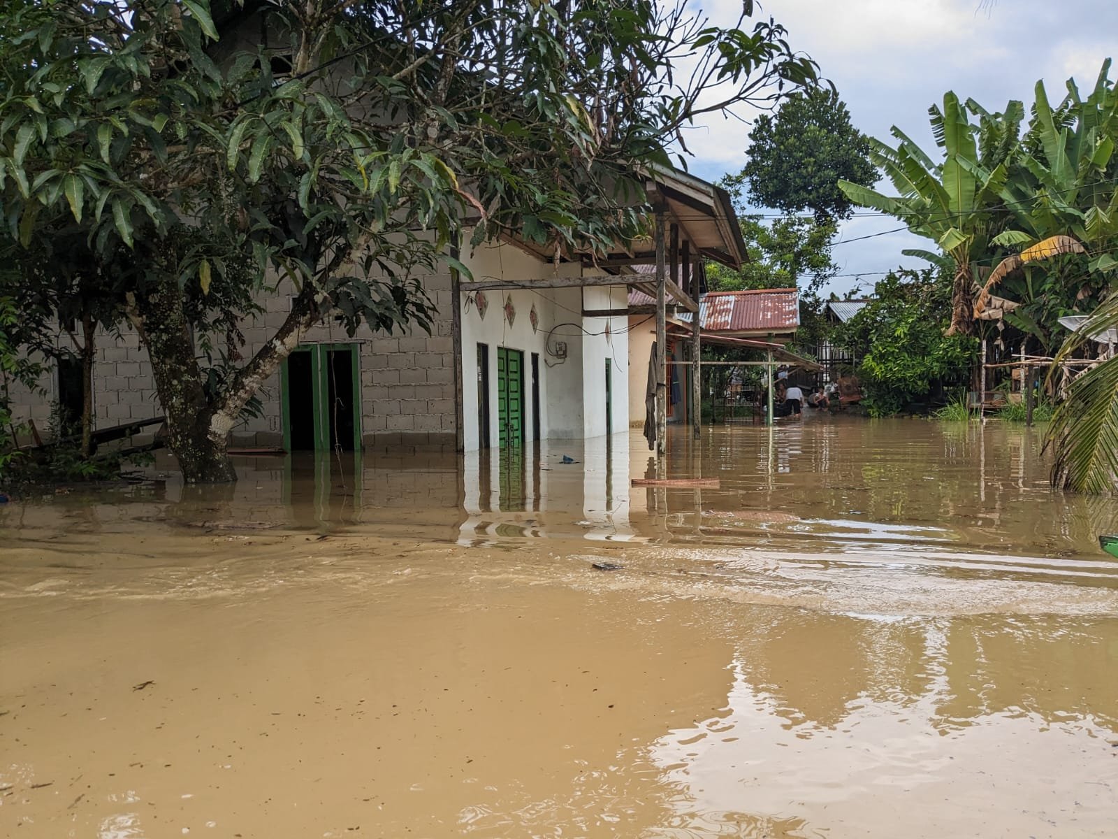 Banjir parah melanda Dusun Raiy, Desa Raja, Kecamatan Ngabang, Kabupaten Landak, Provinsi Kalimantan Barat. Warga yang terdampak berharap bantuan segera tiba, Minggu 7 Januari 2024.