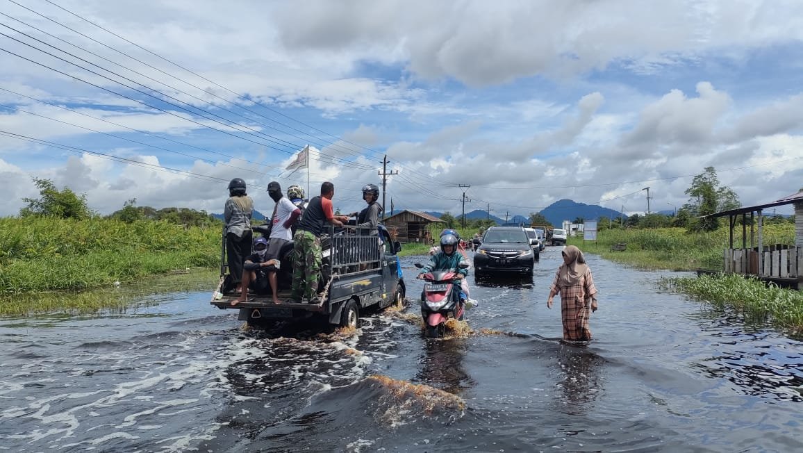 Ruas Jalan Provinsi Anjongan-Sungai Pinyuh Banjir, Warga Inisiatif Jadi Relawan Pemandu Lalu Lintas