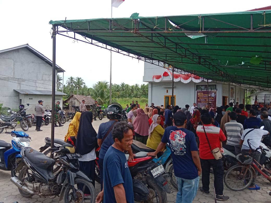 Kantor Desa Pasir Panjang Mempawah digeruduk masa. Minta sumpah pocong dan pemberhentian sementara.