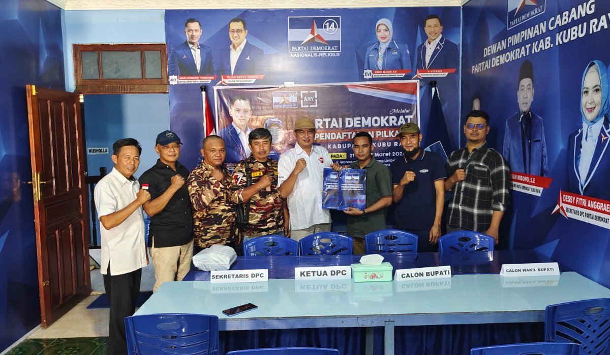 Momen foto bersama Bakal Calon Bupati Kubu Raya, H. Mohammad Fauzan, S.E saat pengembalian Formulir Pendaftaran Calon Kepala Daerah (Cakada) di DPC Partai Demokrat Kabupaten Kubu Raya, Senin (25/3).