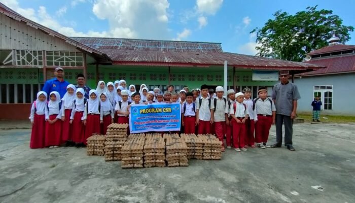 Peserta Didik Yayasan Pendidikan Islamiyah Attaufiqiyah Desa Sungai Sahang Bahagia Terima 2.500 Butir Telur Ayam