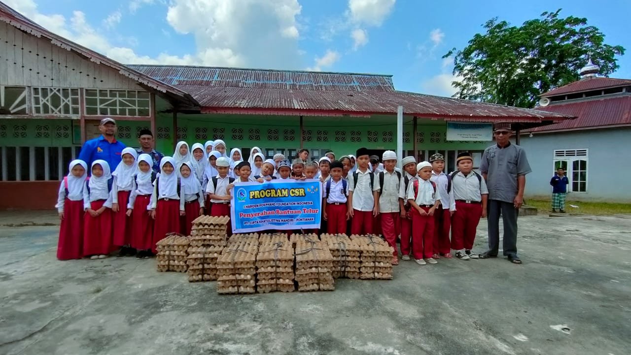 Peserta Didik Yayasan Pendidikan Islamiyah Attaufiqiyah Desa Sungai Sahang Bahagia Terima 2.500 Butir Telur Ayam