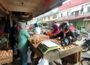 Harga Telur Ayam di Pasar Pagi Sungai Pinyuh Merangkak Naik Selama Ramadan 1445 H