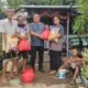 Ketua Damkar Swasta Jaguar Sungai Pinyuh Salurkan Paket Sembako dari Donatur