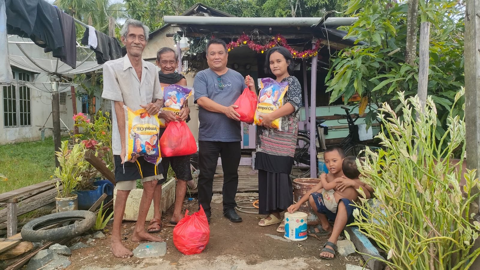 Ketua Damkar Swasta Jaguar Sungai Pinyuh Salurkan Paket Sembako dari Donatur