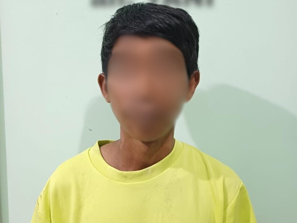 Seorang pria bejat bernama Yani diduga merudapaksa dua adik iparnya I (17) dan M (15) (dua bersaudara) sekaligus. Peristiwa itu terjadi sala satu desa di Kecamatan Sambas, Kabupaten Sambas.