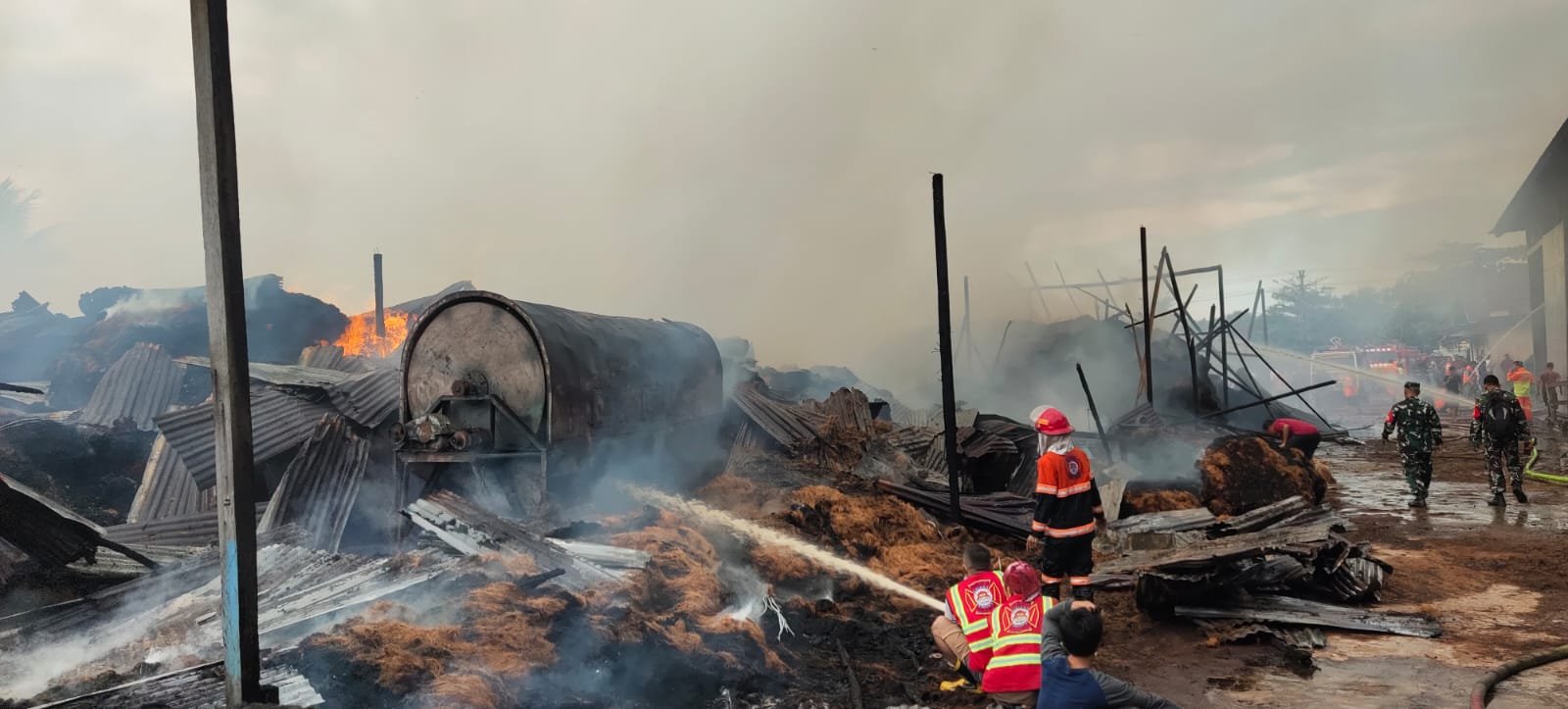 Puing kebakaran gudang pengolahan sabut kelapa di Nusapati.