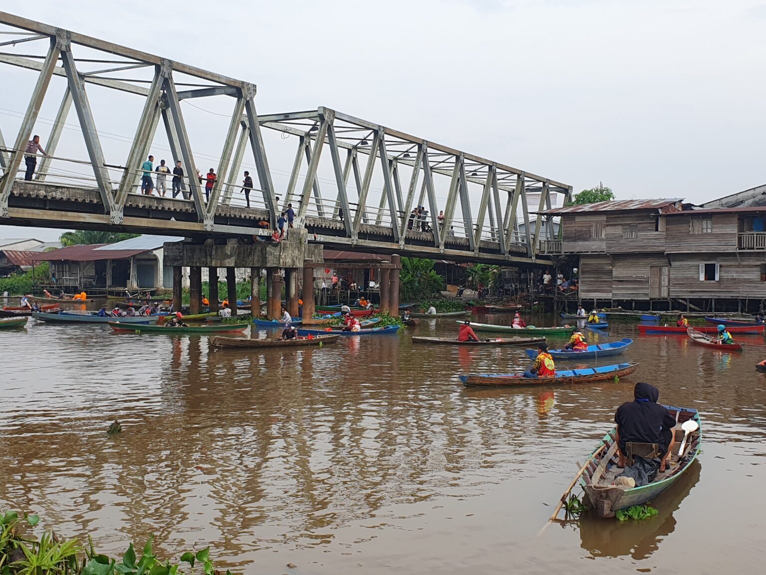 Dinas Perikanan Peternakan dan Ketahanan Pangan atau DPPKH Kabupaten Sambas kembali menegaskan kepada masyarakat agar tidak meracun ikan di sungai, Rabu 21 Februari 2024.