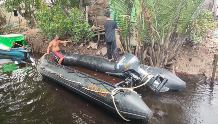 Helmi, Nelayan Nusapati Temukan Perahu Karet Polairud Polda Kalbar Hanyut di Laut Lepas