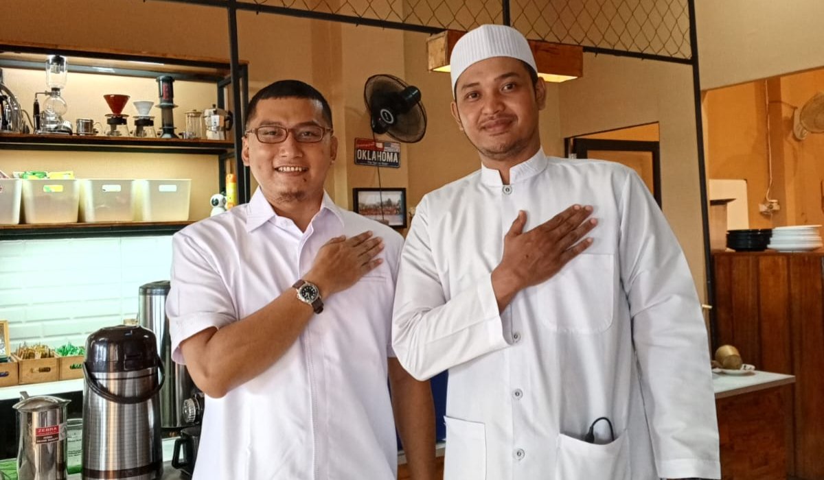 Bakal Calon Wakil Bupati Sambas, Dr. Nurhadianto, M.Pd (kiri) bersama Ketua Lembaga Dakwah Melayu Kalimantan Barat, Ustadz Fitrah Aulia Rahman, M.Pd (kanan)