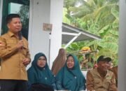 Bupati dan Ketua PKK Sambas Tebar Bibit Lele di Kolam Terpal Desa Sari Laba A Jawai