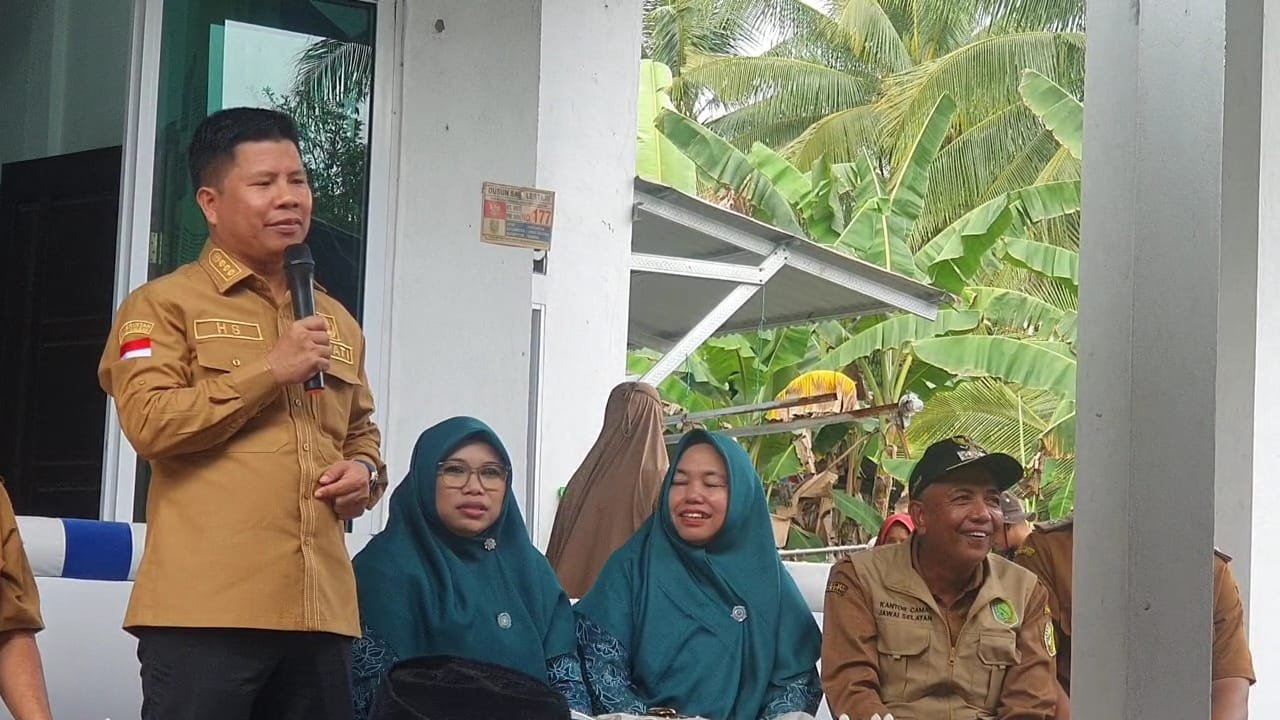 Bupati dan Ketua PKK Sambas Tebar Bibit Lele di Kolam Terpal Desa Sari Laba A Jawai