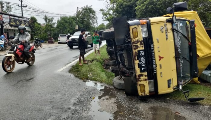 Gara-gara Ini Truk Muatan 9 Ton Semen Kecelakaan di Moton Tinggi Anjungan