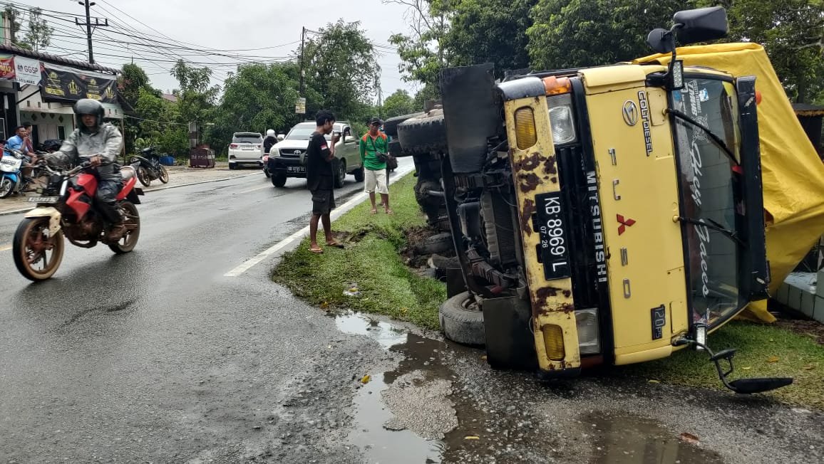 Gara-gara Ini Truk Muatan 9 Ton Semen Kecelakaan di Moton Tinggi Anjungan