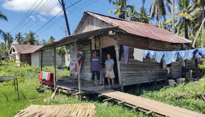 Hidup Miskin Bikin Ibu di Parit Banjar Mempawah Ini Hanya Bisa Tempati Rumah Tak Layak Huni