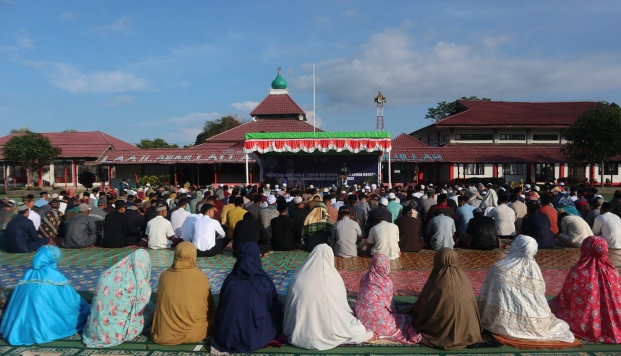 Iduladha 1445 H di Rutan Sambas Penuh Sukacita, Petugas dan WBP Gotong-royong Potong Hewan Kurban