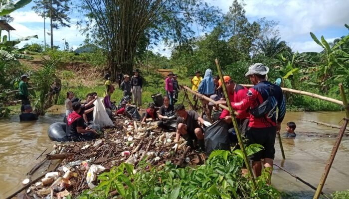Peringati Hari Lingkungan Hidup Sedunia 2024, Sejumlah Relawan Bersihkan Sungai Tumila