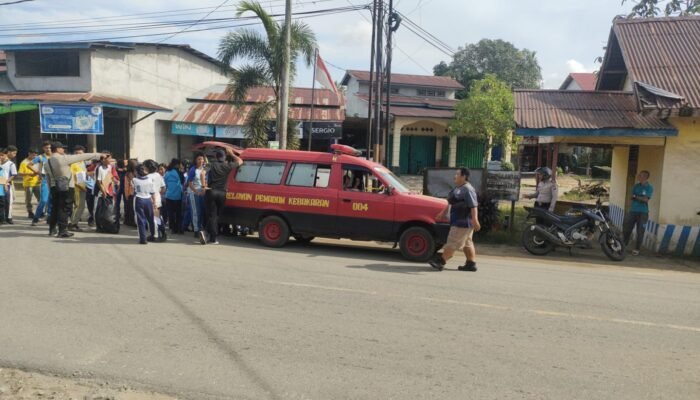 Peserta Didik Baru SMA Negeri 1 Sengah Temila Pungut Sampah dari Sekolah ke Pasar Senakin