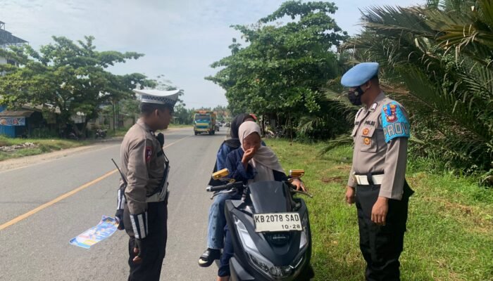 Polres Mempawah Sosialisasikan Operasi Patuh Kapuas di Sungai Pinyuh, 45 Pengendara Diberi Teguran Tertulis