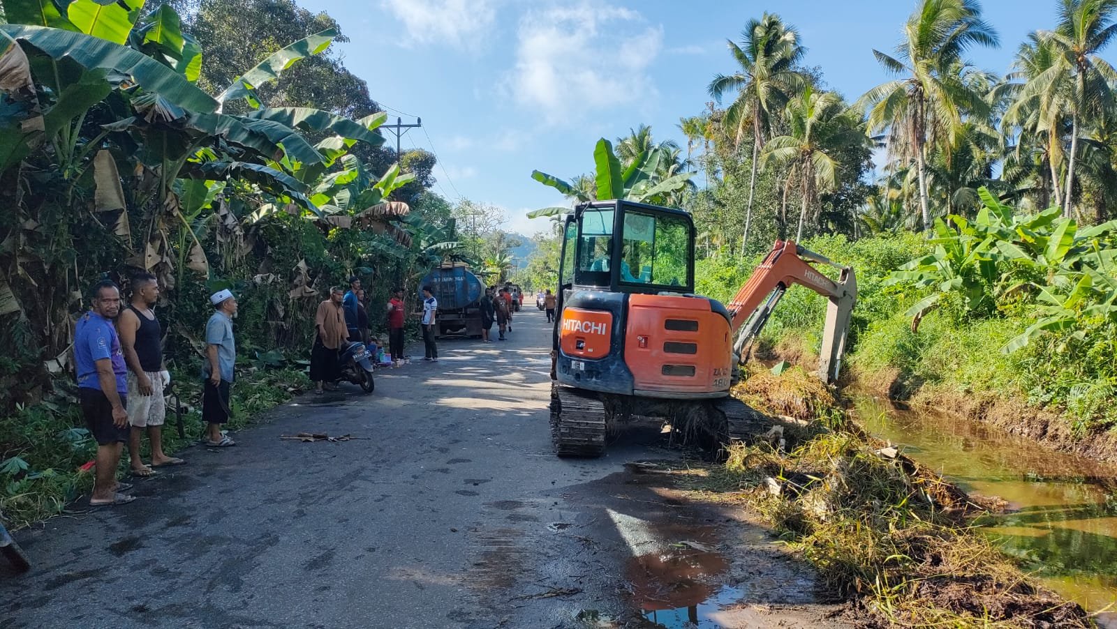 Alat berat sedang membersihkan parit di Desa Nusapati, Kecamatan Sungai Pinyuh, Mempawah, Minggu 4 Agustus 2024/Foto Bung Ranie/JEJARING KALBAR