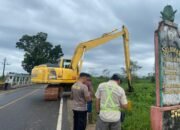 Sering Banjir, Masyarakat Gotong-royong Normalisasi Parit di Jalan Pinyuh-Anjongan