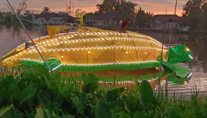 Dinas PPKH Sambas Buat Kapal Penyu di Acara Muare Ulakan Night Festival 