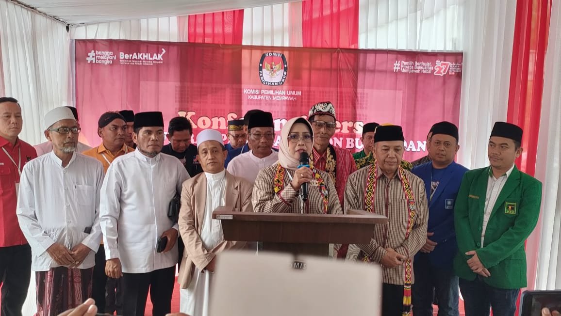 Pasang Erlina-Juli Suryadi saat mendaftar ke KPU Mempawah.