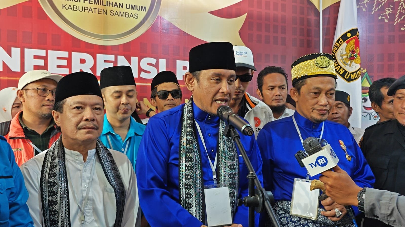 Pasangan Fahrur Rofi-Sabib, saat konferensi pers usai mendaftar ke KPU Sambas, Kamis 29 Agustus 2024.