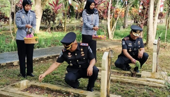Hari Pengayoman ke-79, Jajaran Kumham Sambas Upacara Ziarah ke Makam Pahlawan
