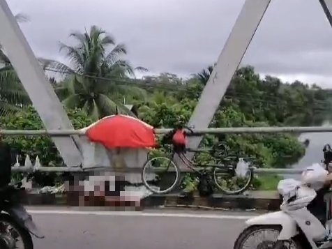 Korban tergeletak di TKP penganiaya Jembatan Sekura, Kamis 15 Agustus 2024/Foto tangkapan layar video amatir warga.