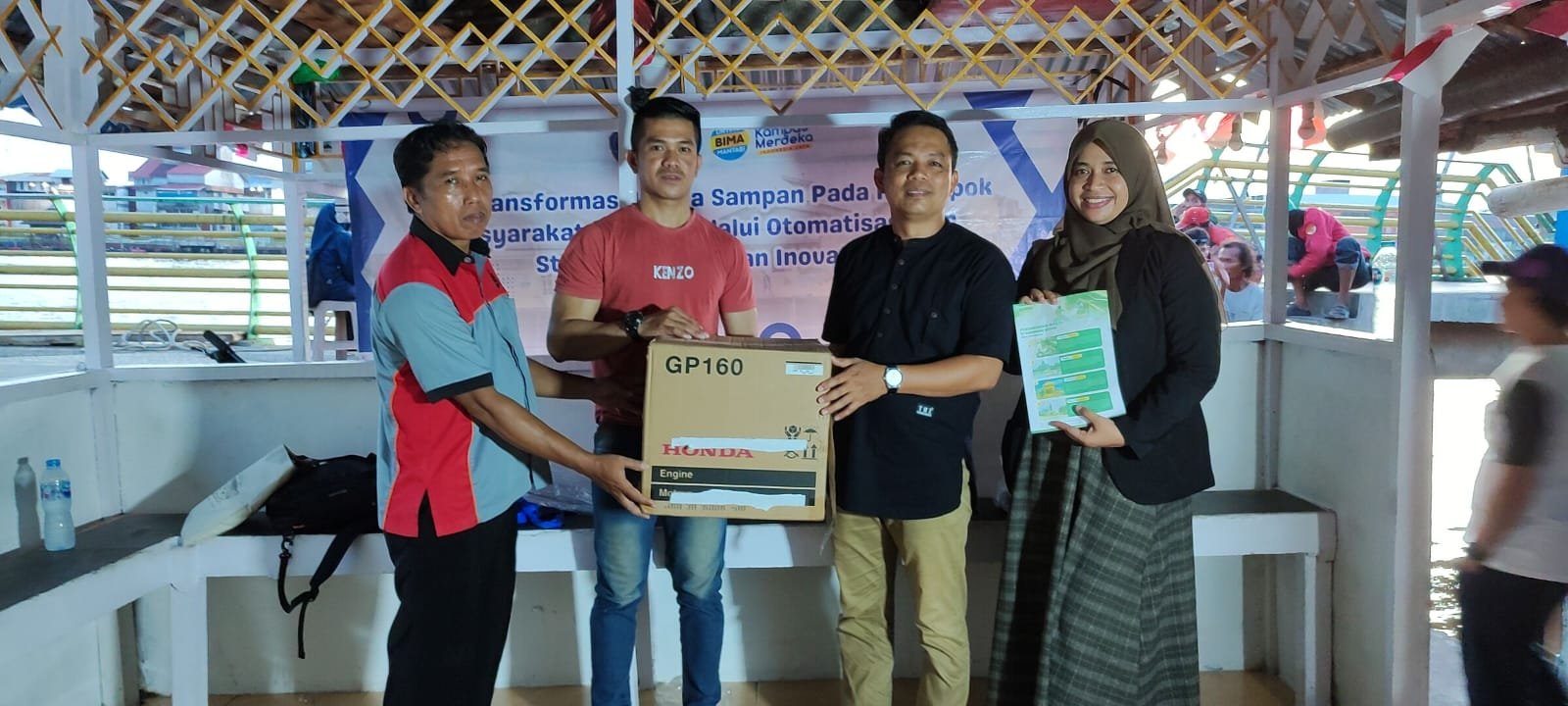 Foto saat Penyerahan Teknologi dan Inovasi dari Dosen Universitas Muhammadiyah Pontianak kepada Perwakilan Kelompok Sampan