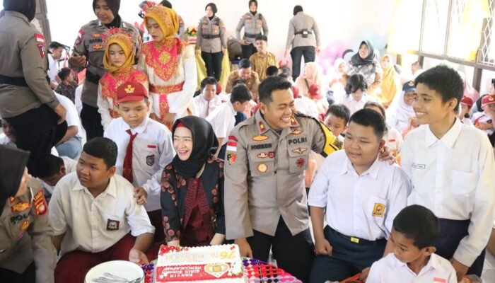 Polres Sambas Syukuran Hari Jadi Polwan ke-76 Bersama Peserta Didik SLB
