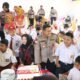 Kapolres Sambas, AKBP Sugiyatmo diwakili Wakapolres Sambas, Kompol Hoerrudin dan Ketua Bhayangkari Cabang Sambas, Sri Ayu Lestari berbagai kebahagiaan dengan anak-anak SLB Sambas.