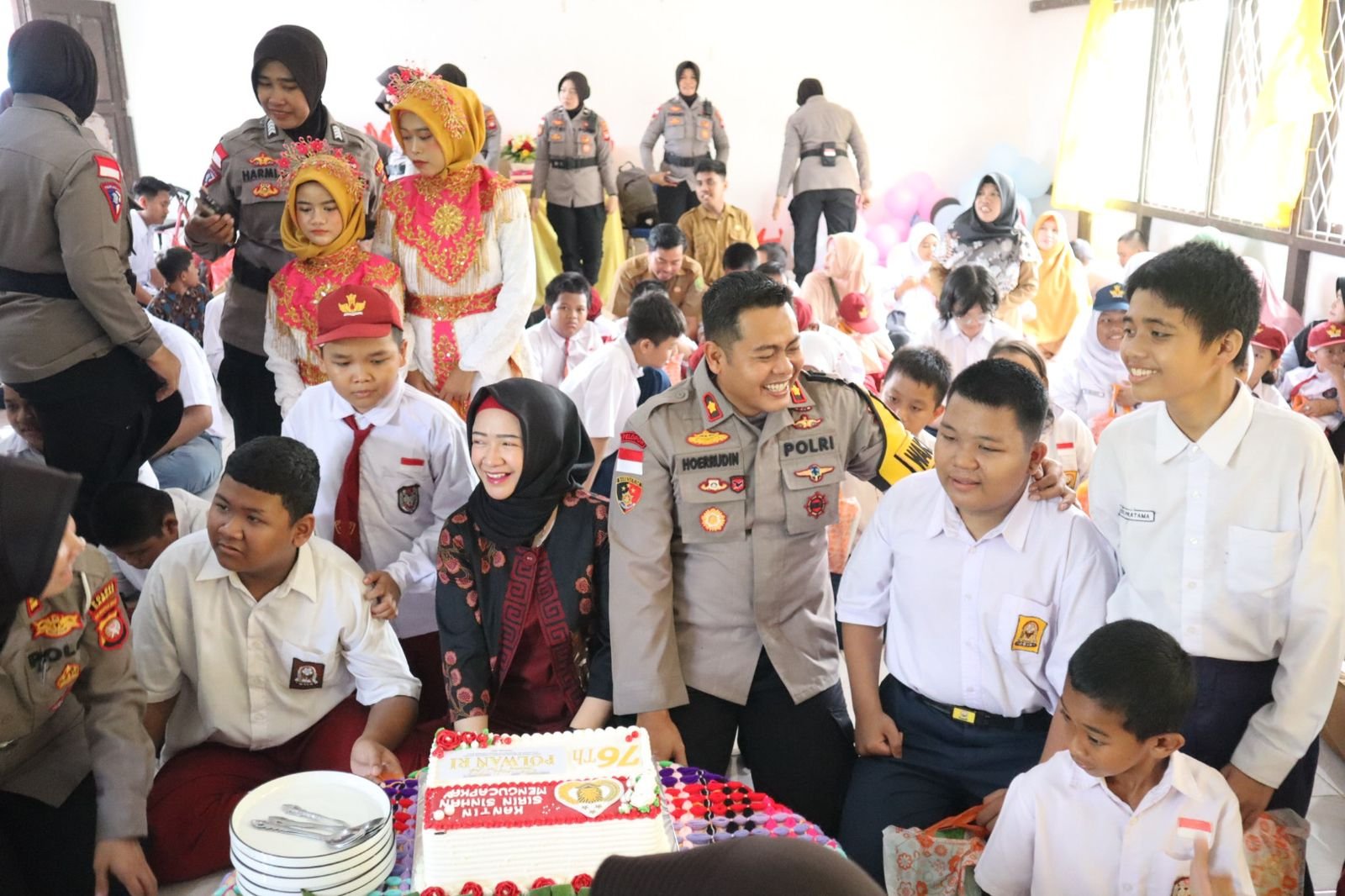 Kapolres Sambas, AKBP Sugiyatmo diwakili Wakapolres Sambas, Kompol Hoerrudin dan Ketua Bhayangkari Cabang Sambas, Sri Ayu Lestari berbagai kebahagiaan dengan anak-anak SLB Sambas.