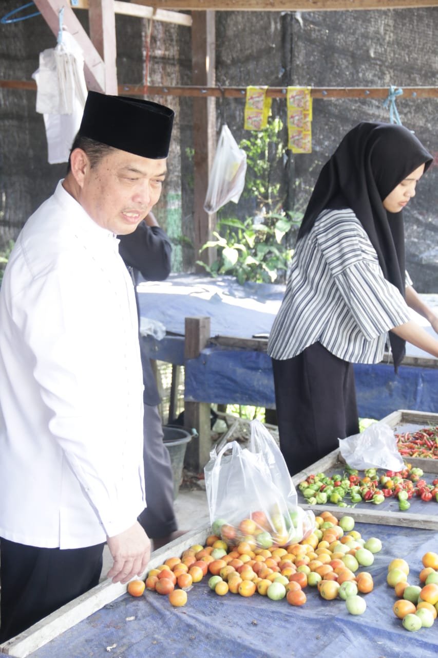 Calon Gubernur Kalbar, Haji Ria Norsan saat berkunjung ke Sambas, Selasa 3 September 2024.