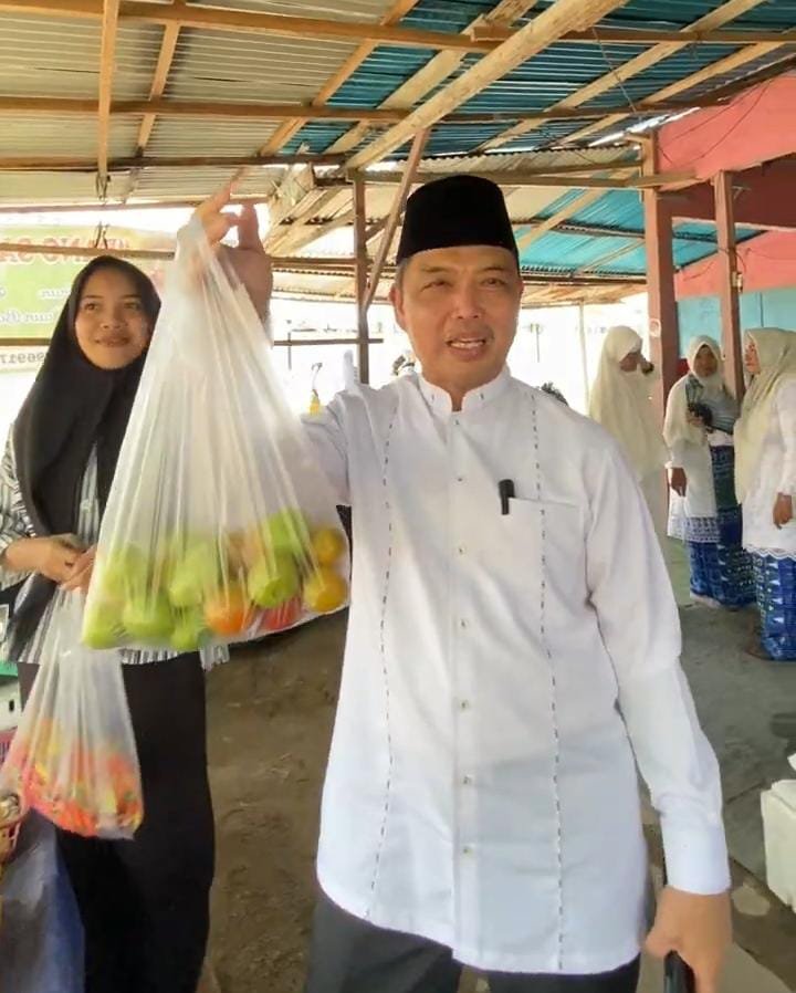 Pacu Ekonomi Lokal, Haji Ria Norsan Borong Sayuran Petani di Sambas