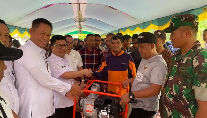 Satono Salurkan Ratusan Unit Bantuan Pompa Air untuk Petani Atasi Musim Kemarau