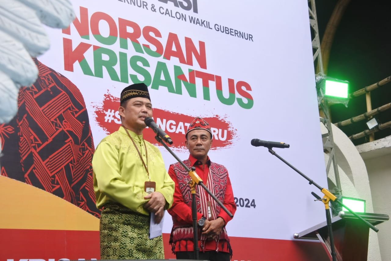 Pasangan Ria Norsan dan Krisantus Kurniawan saat deklarasi.