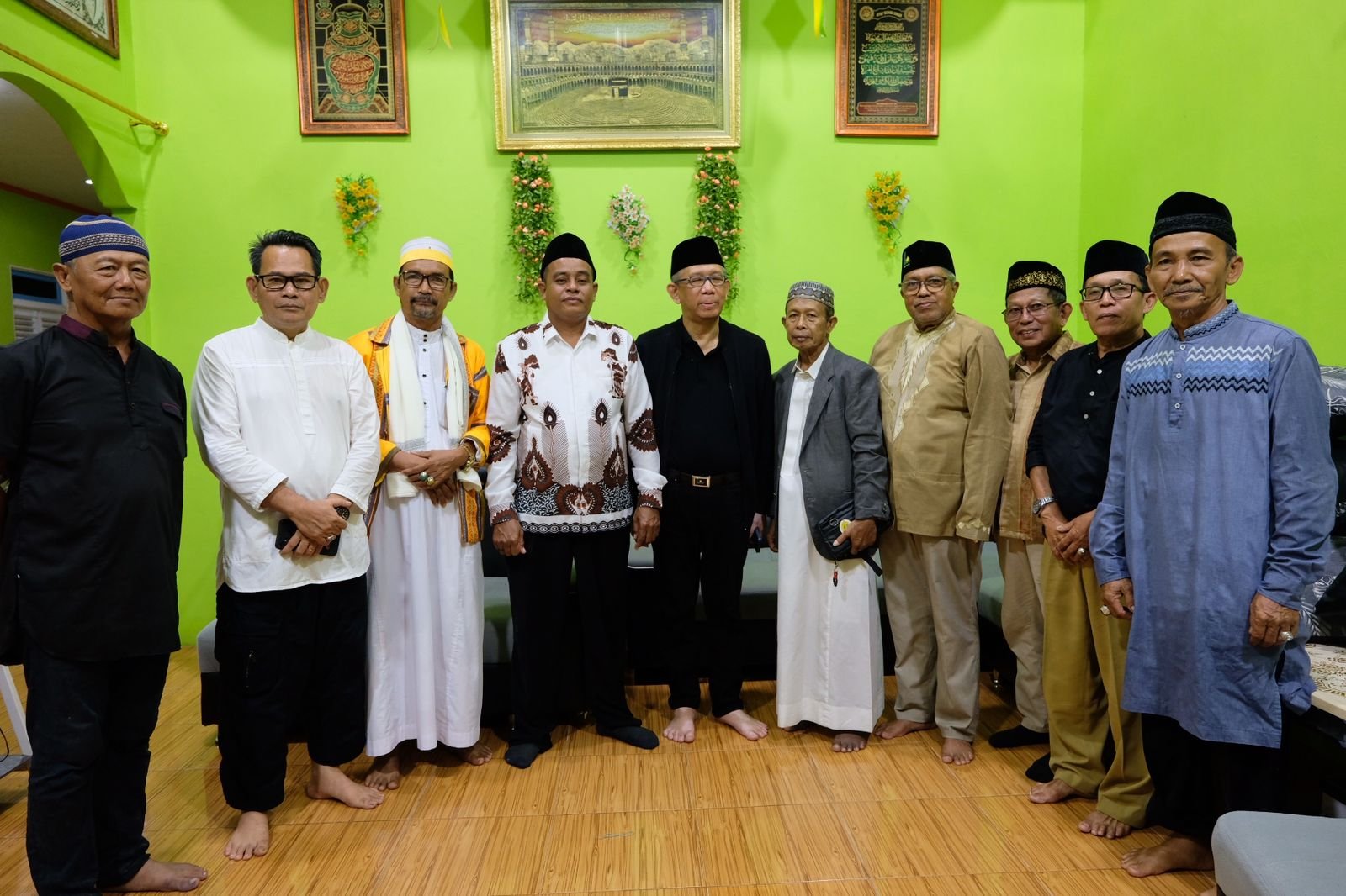 Silaturahmi di Pangmilang, Midji Kenalkan Pendampingnya Asli Orang Singkawang