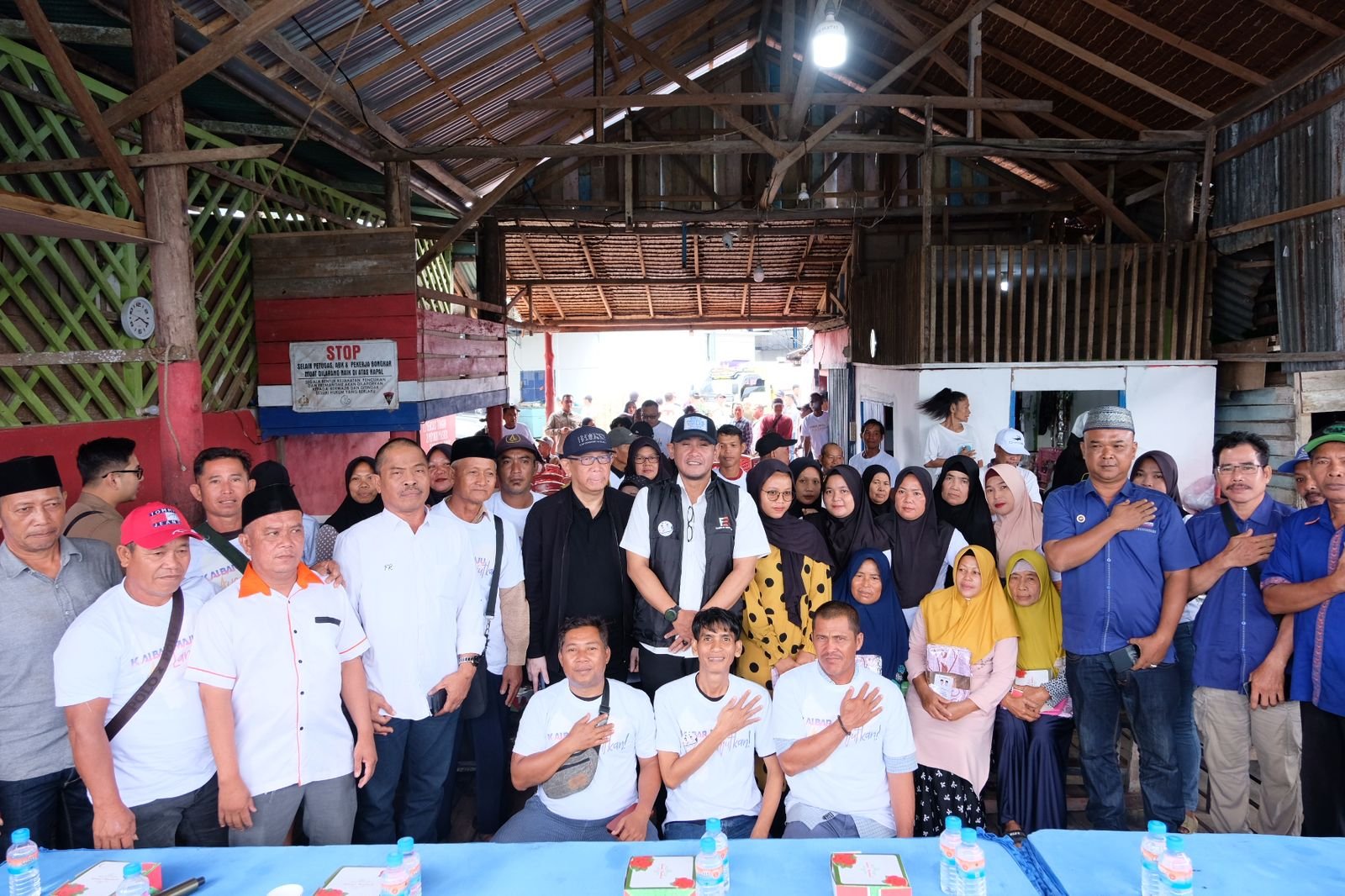 Sutarmidji Sapa Nelayan di Pelabuhan Pasar Ikan Selakau