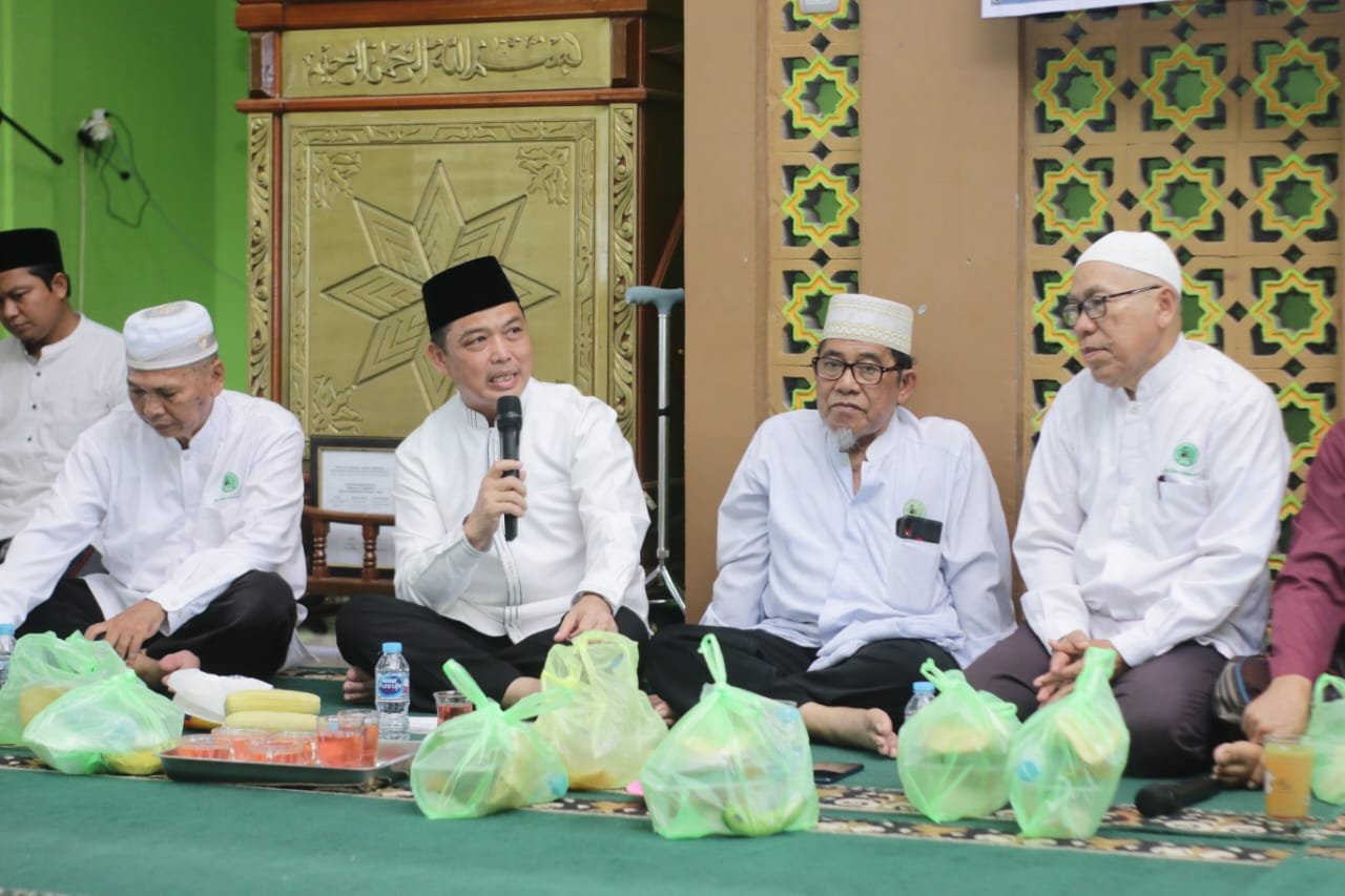 Ketua Ikatan Persaudaraan Haji Indonesia (IPHI), Ria Norsan menghadiri pengajian umum yang dilaksanakan di Masjid Arif Jannah, Rasau Jaya, Kabupaten Kubu Raya pada Minggu 8 Agustus 2024 malam.