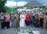 Bupati Satono Letakkan Batu Pertama Gedung Pastoran Paroki Sambas 