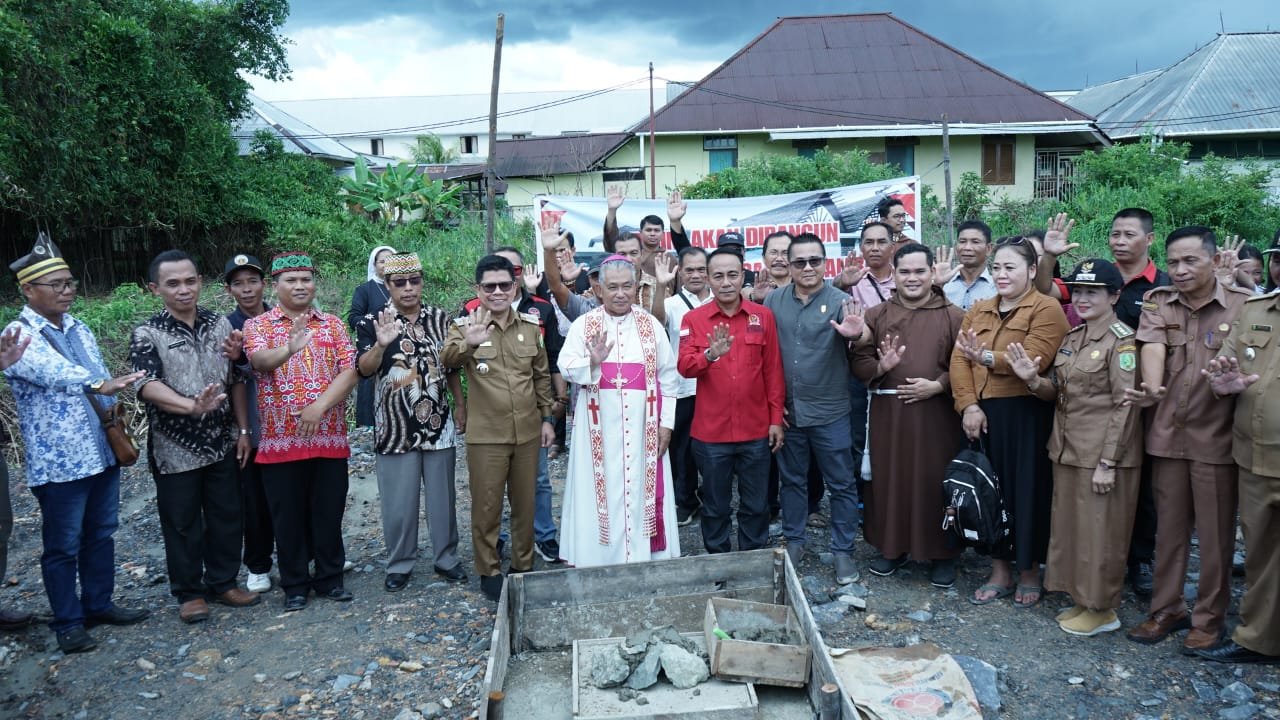 Foto bersama usai peletakan batu pertama pembangunan Gedung Pastoran Paroki Sambas, Selasa 10 September 2024/Humas Pemda Sambas