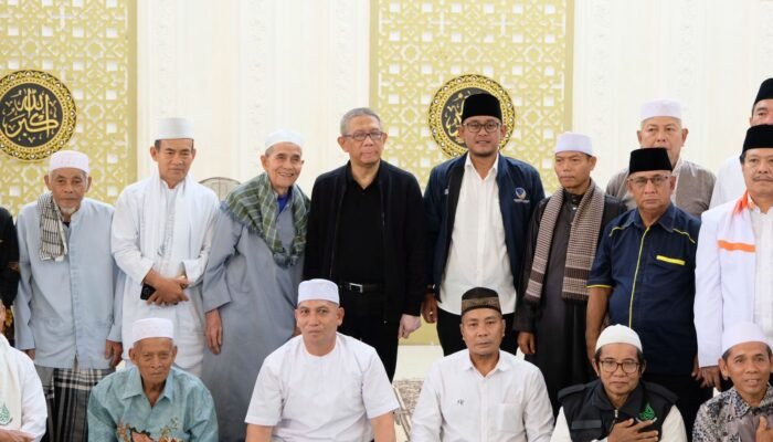 Sutarmidji Beri Bantuan Sajadah Baru untuk Masjid Al Manar Tebas