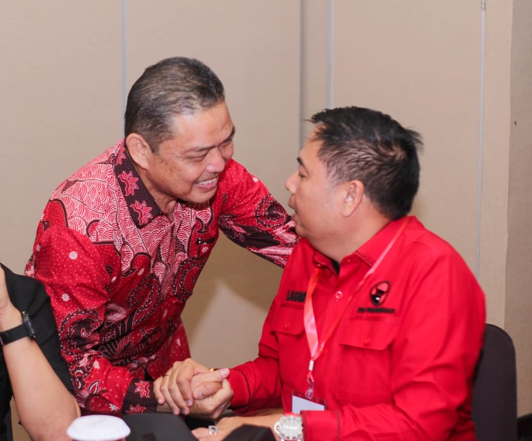 Lasarus dan Ria Norsan berjabat tangan.
