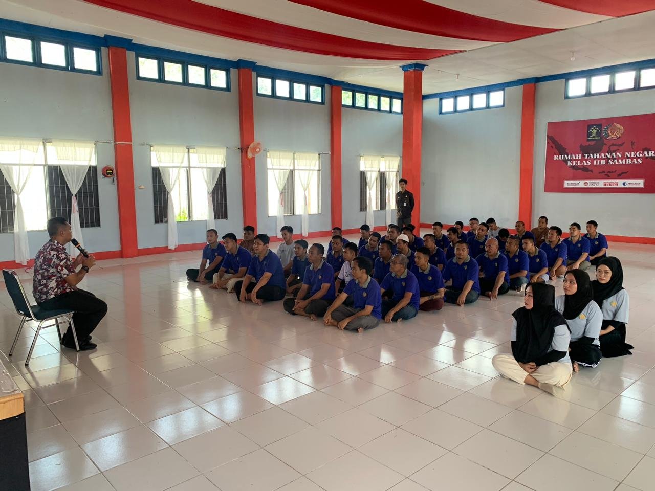 Pengarahan yang diberikan oleh Kepala Kesatuan Pengamanan Rutan Sambas kepada Warga Binaan Pemasyarakatan (WBP), Sabtu 14 September 2024.