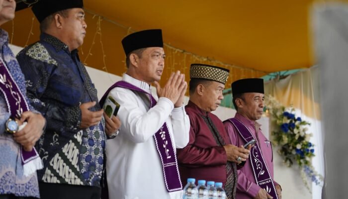 Ria Norsan Disambut Ibu-ibu Pengajian di Keraton Pakunegara Tayan
