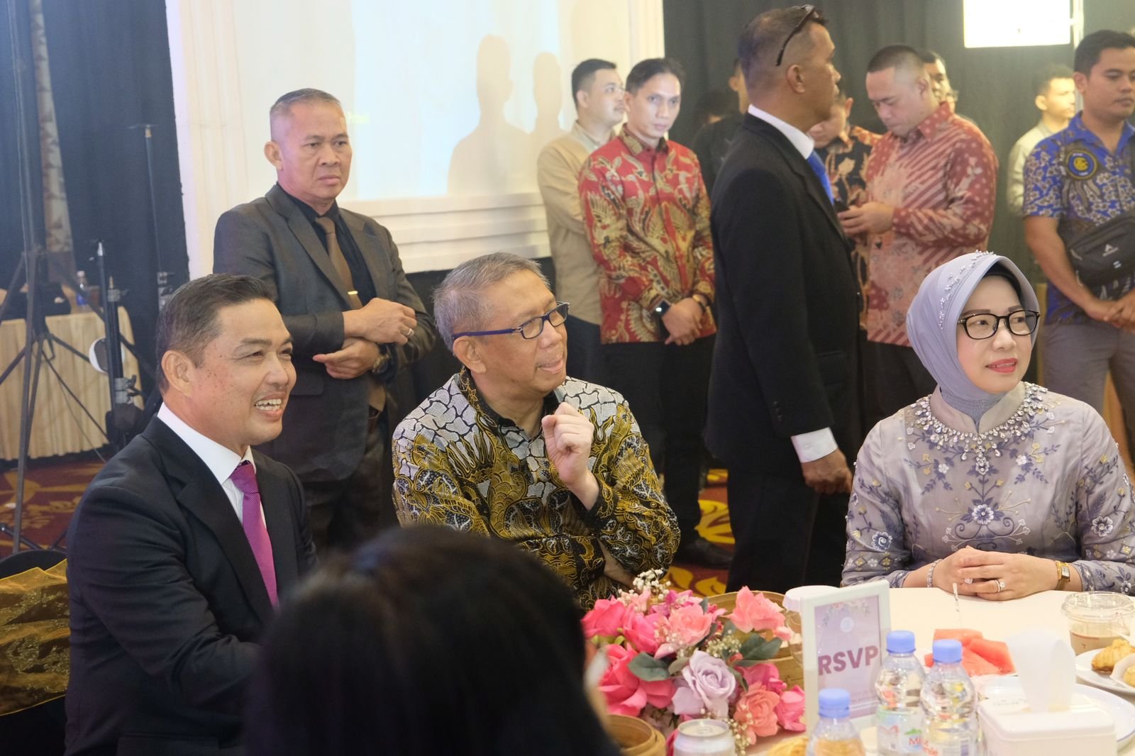 Sutarmidji saat hadir di resepsi pernikahan anak bungsu Ria Norsan.